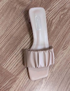 Sandalia tacón beige