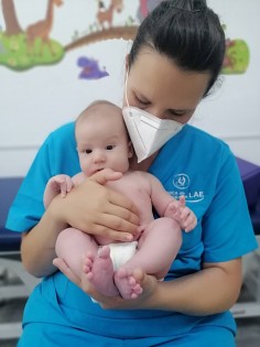 Sesión de fisioterapia para el tratamiento del cólico del lactante